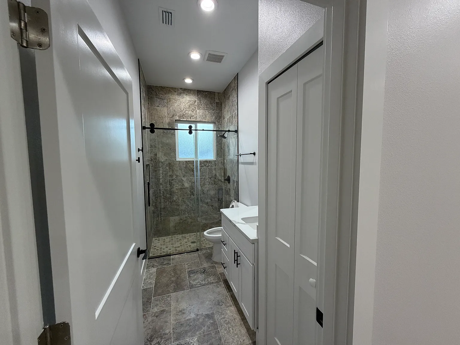 Studio, 700 sqft, $1,750 — Photo 3