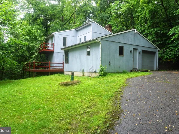 30 Fitzhugh Ln, Falling Waters, WV 25419