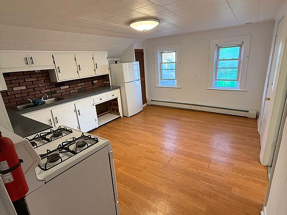 2nd image of 324 Admiral St Floor 2