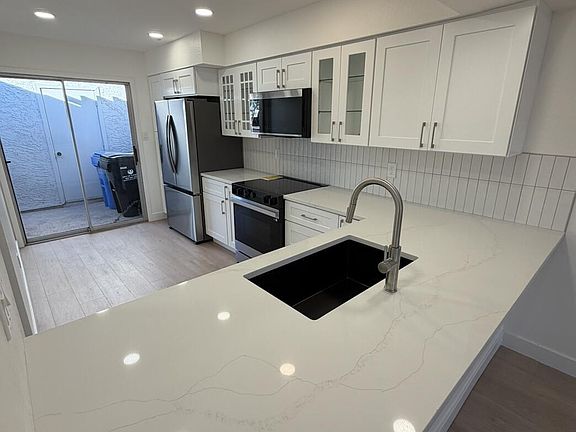 5th image of 821 E Fern Drive S