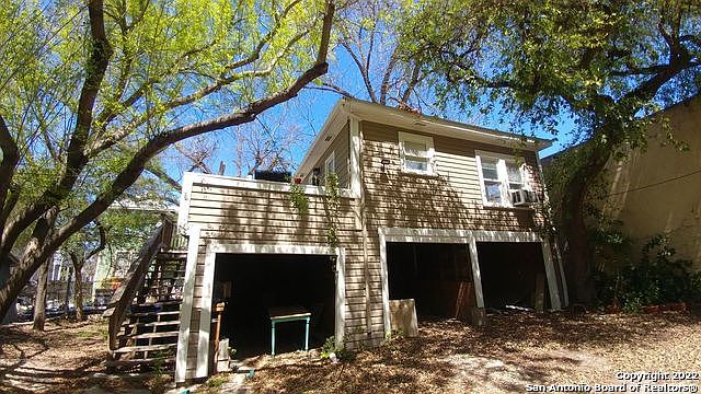 1st image of 415 W Mistletoe Ave