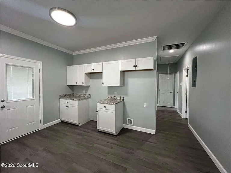 909 E 3rd St — Photo 11