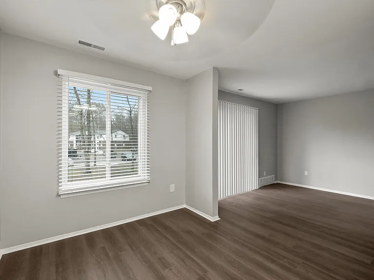 Newport Woods Apartments — Photo 18