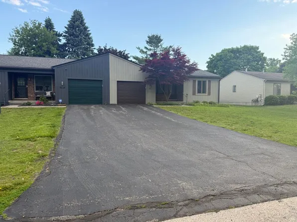 741 Woods Ct, Walled Lake, MI 48390