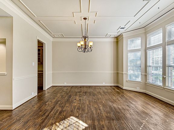 5th image of 810 Silverwood Dr