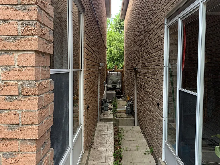 18 Laguna Cres #BASEMENT — Photo 2