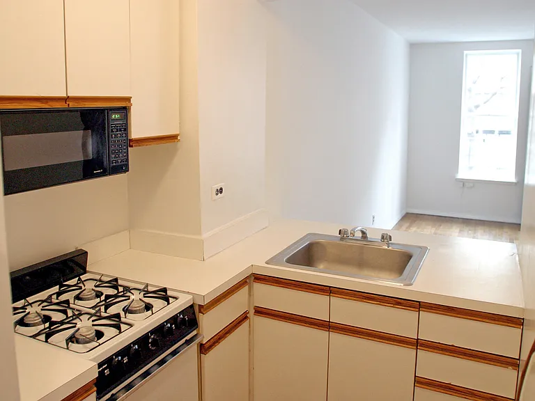 303 E 81st St #3RE — Photo 3