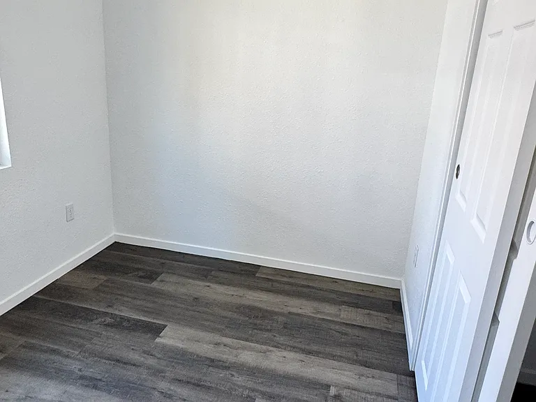 407 Avenue E — Photo 9