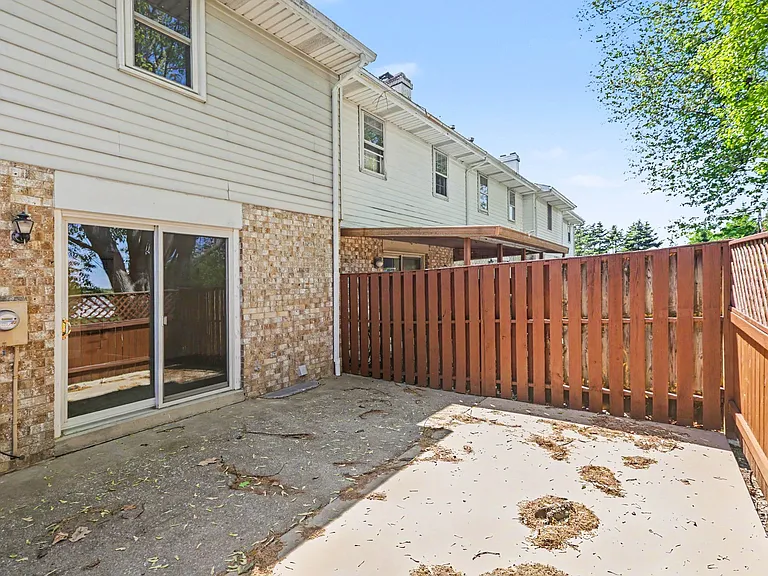 933 E Maple St — Photo 23