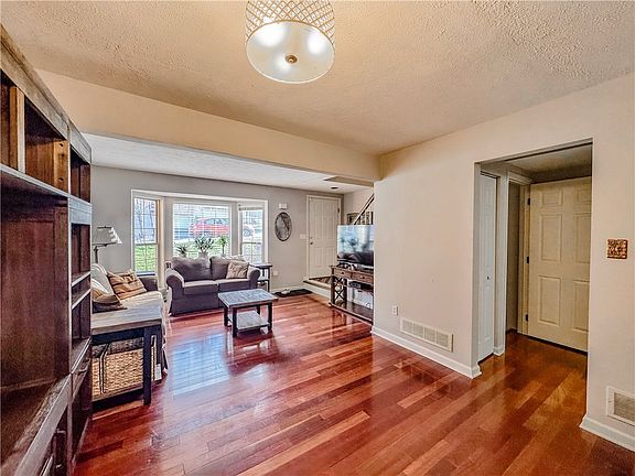 4th image of 905 Berrington Ct
