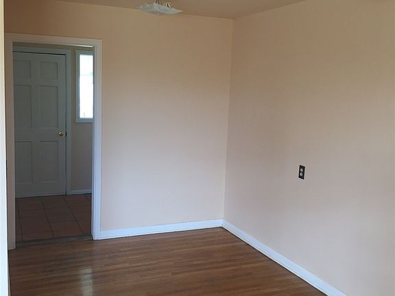4th image of 833 Hill Dr