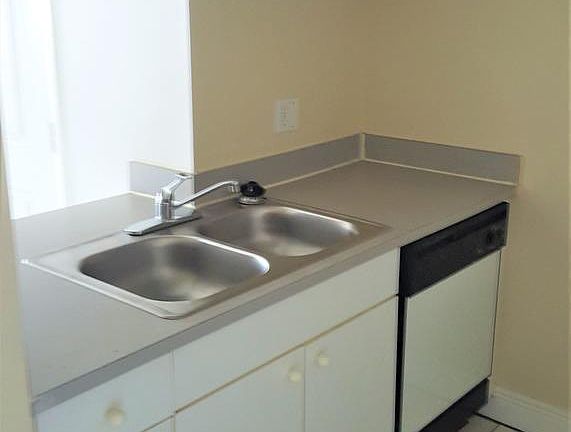 4th image of 3407 Winkler Ave