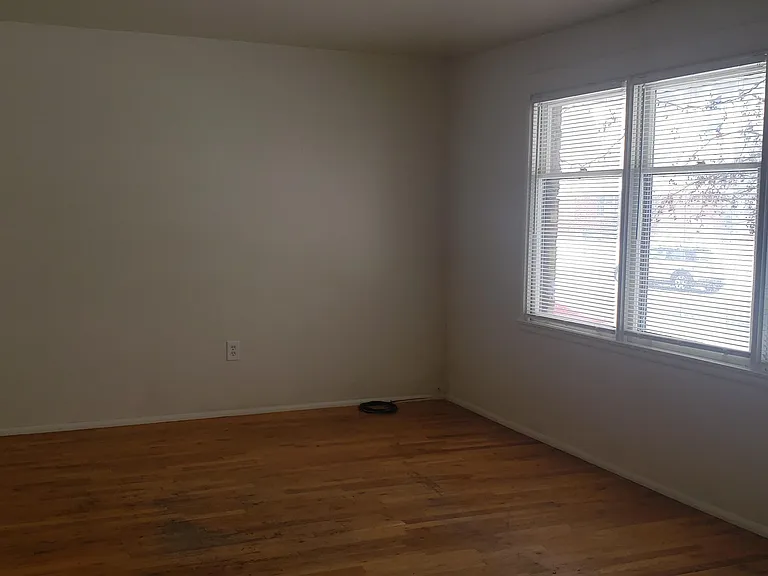 610 Holbrook Dr — Photo 3