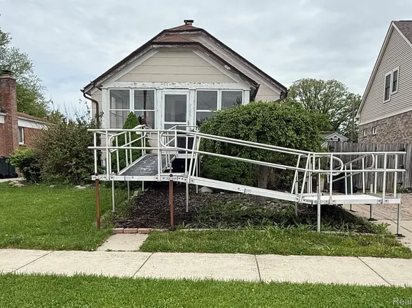 23141 Euclid St, Saint Clair Shores, MI 48082