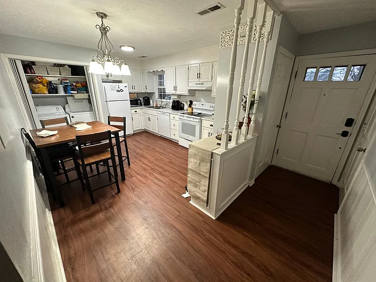 137 Holmes Cir — Photo 2