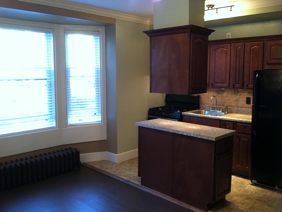 KITCHEN/LIVING ROOM