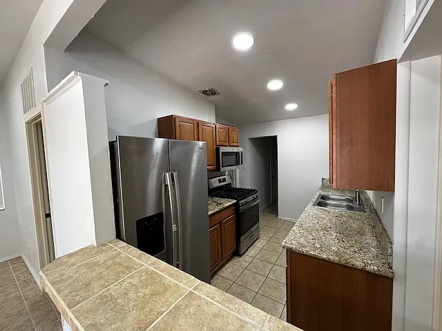 4 bed, 1227 sqft, $1,800 — Photo 2