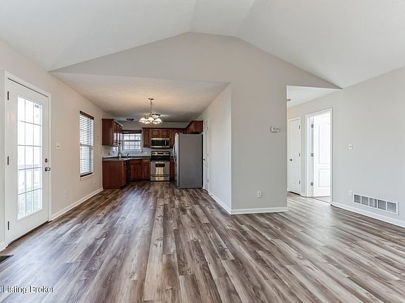 3rd image of 485 Stream View Dr