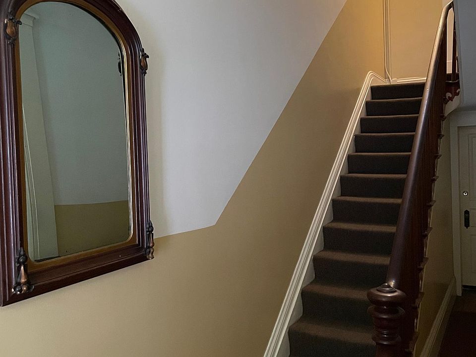 Flight of steps leading to apartment door