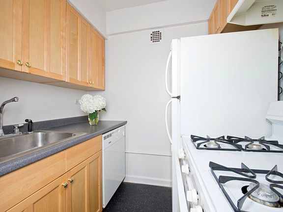 3rd image of 50 E 8th St APT 4A