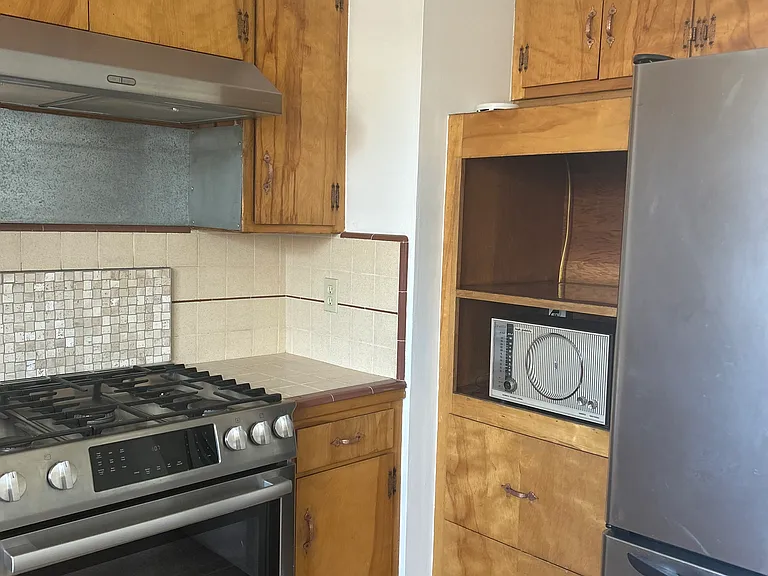 654 Edwards St — Photo 15
