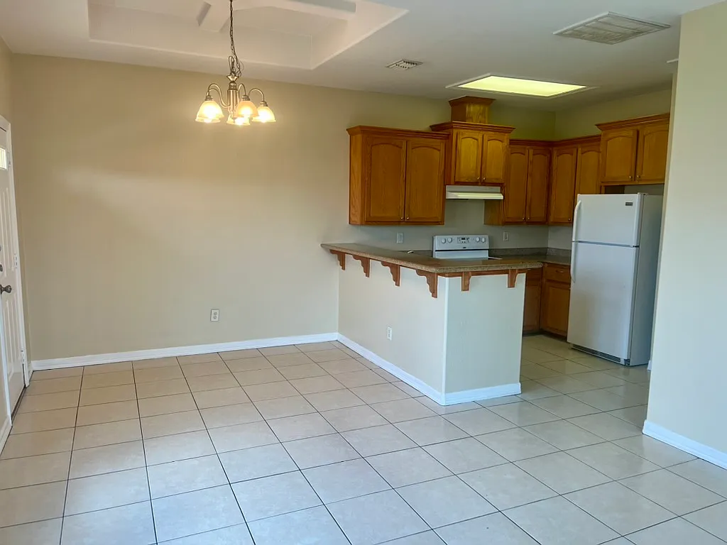 2 bed, 950 sqft, $900 — Photo 3