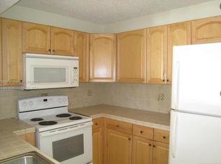 250 Palm Cir W APT 201, Hollywood, FL 33025