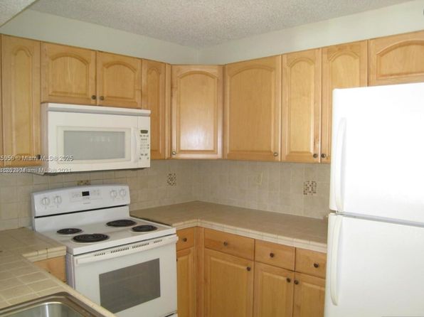 250 Palm Cir W APT 201