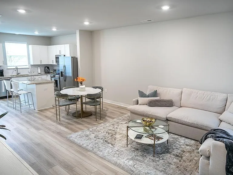 2739 Fordham St — Photo 3