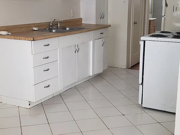 610 Holbrook Dr — Photo 2