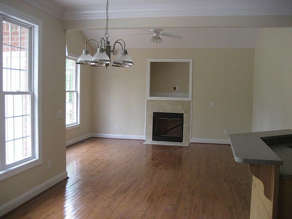 3rd image of 321 Londonderry Dr