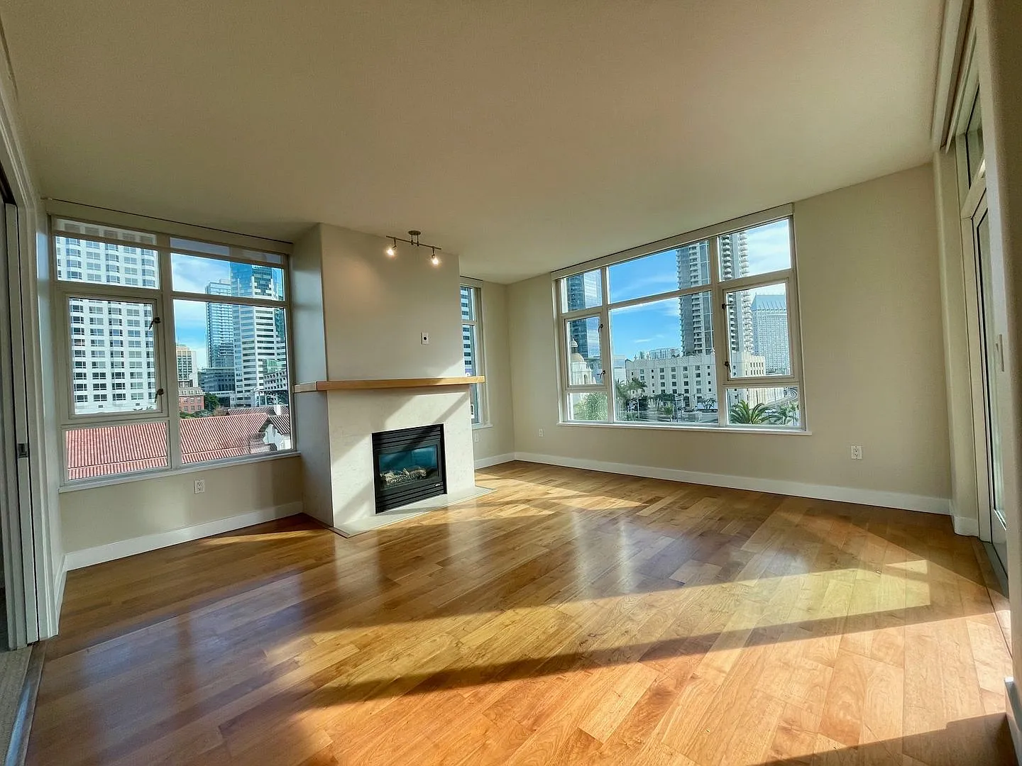 2 Bedroom- 2 Bathroom Single Story Condo on the 6th Floor located in the Marina District — Photo 3