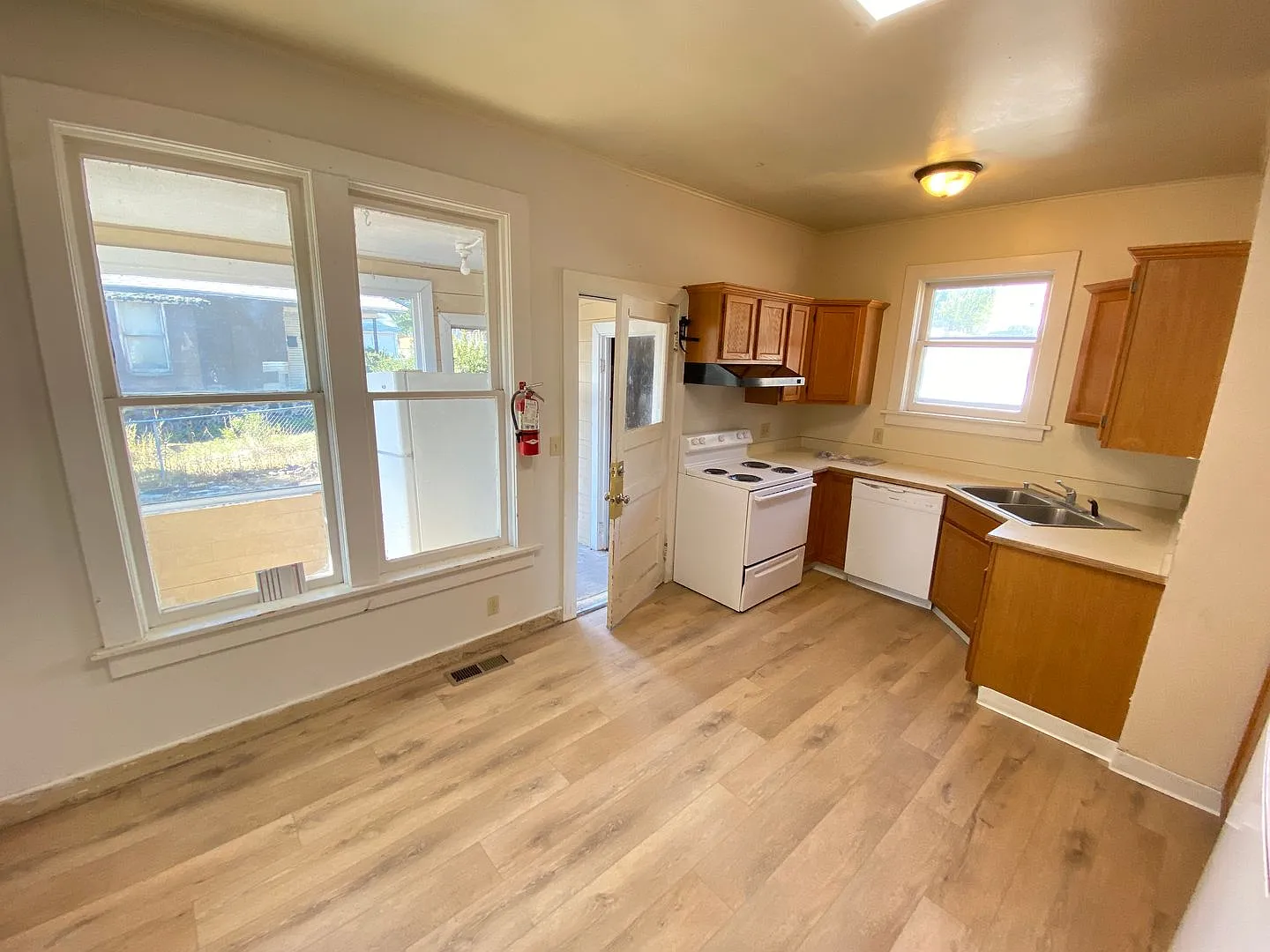 320/322 College Ave — Photo 1