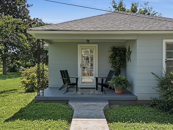 3rd image of 931 Fox Ln
