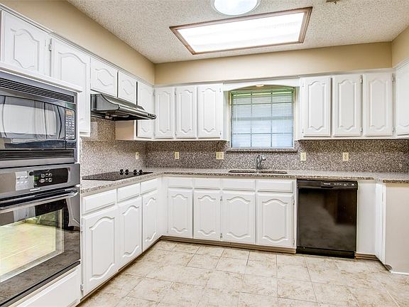 5th image of 4625 Versailles Ln