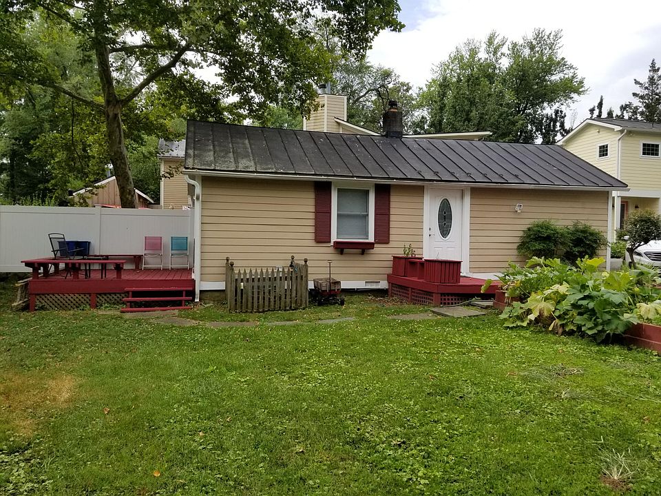 front of house, W/side deck and grass yard not adjacent to s