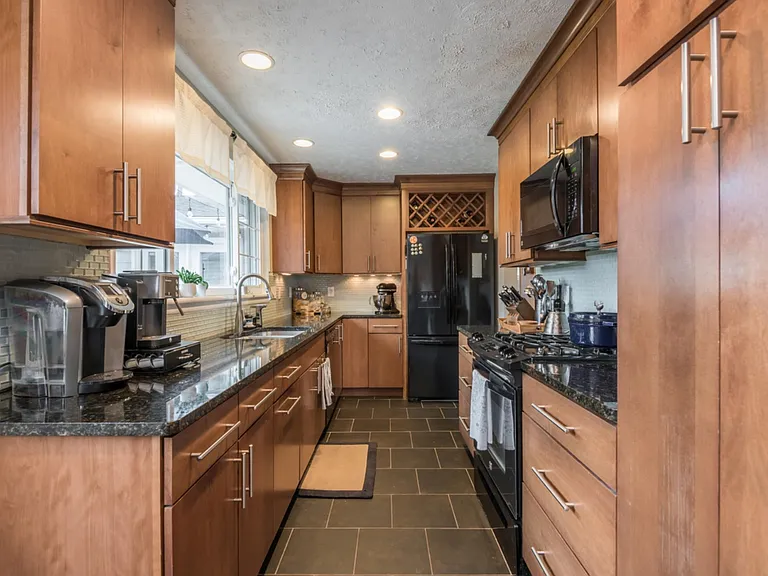 1223 Rocky Hill Rd — Photo 9