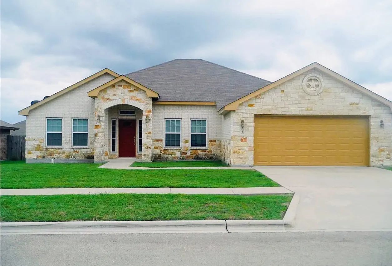 4 bed, 2320 sqft, $1,995 — Photo 1