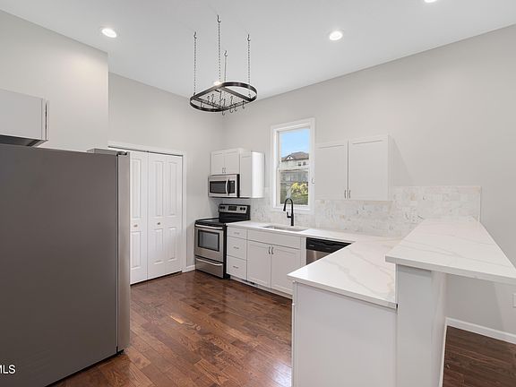 4th image of 825 Hamilton St