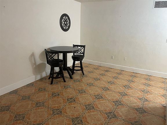 5th image of 1840 Dewey Street #102