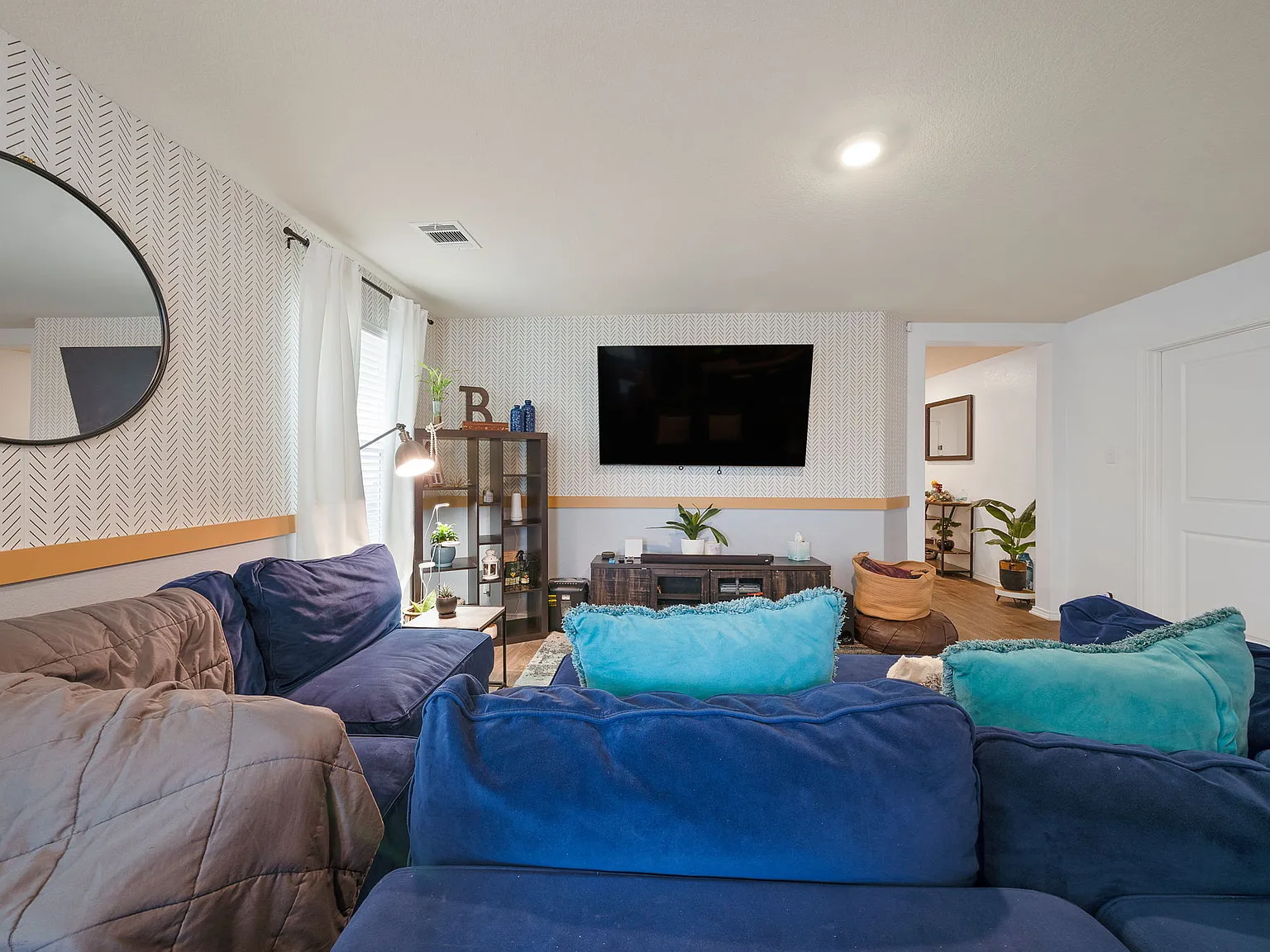 3 bed, 1192 sqft, $1,650 — Photo 2