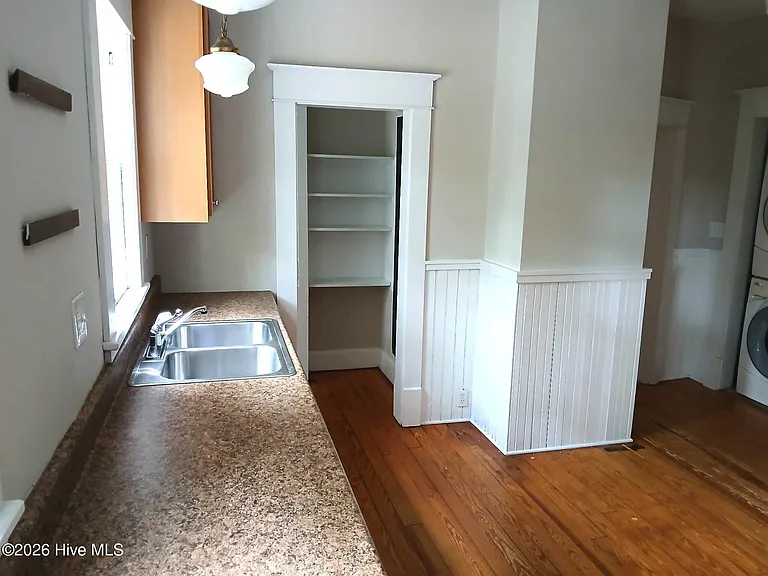 180 N May St — Photo 14