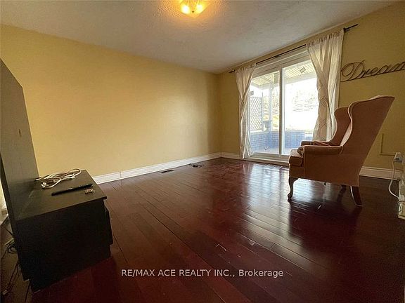 4th image of 40 Cavehill Cres