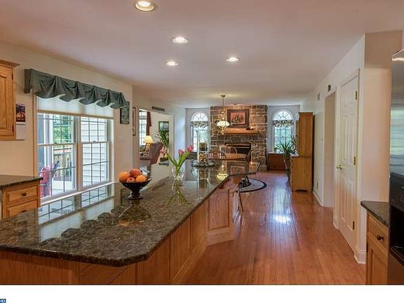 3rd image of 35 Red Oak Dr