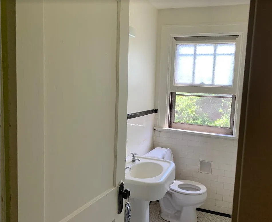 Large Apartment In Price Hill — Photo 3