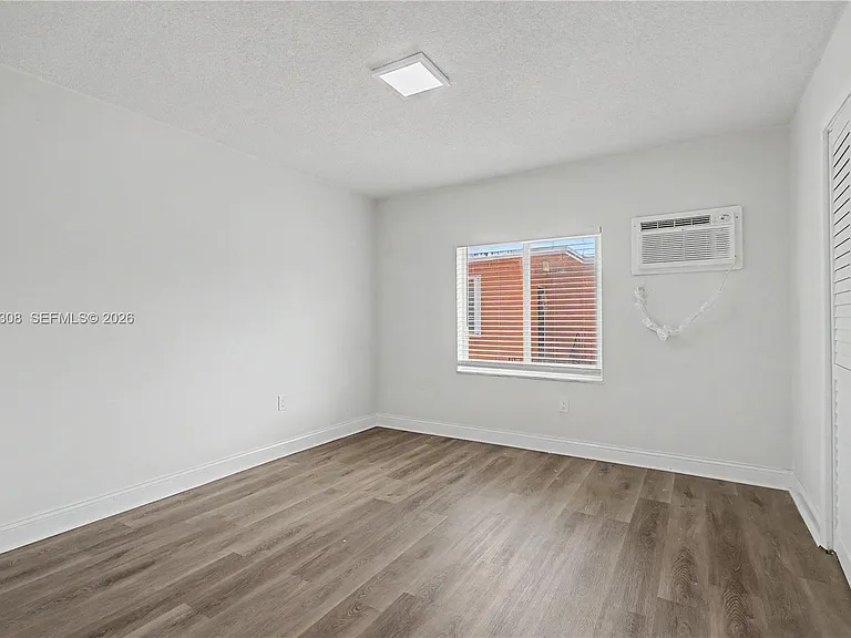 1245 SW 5th St #5 — Photo 4