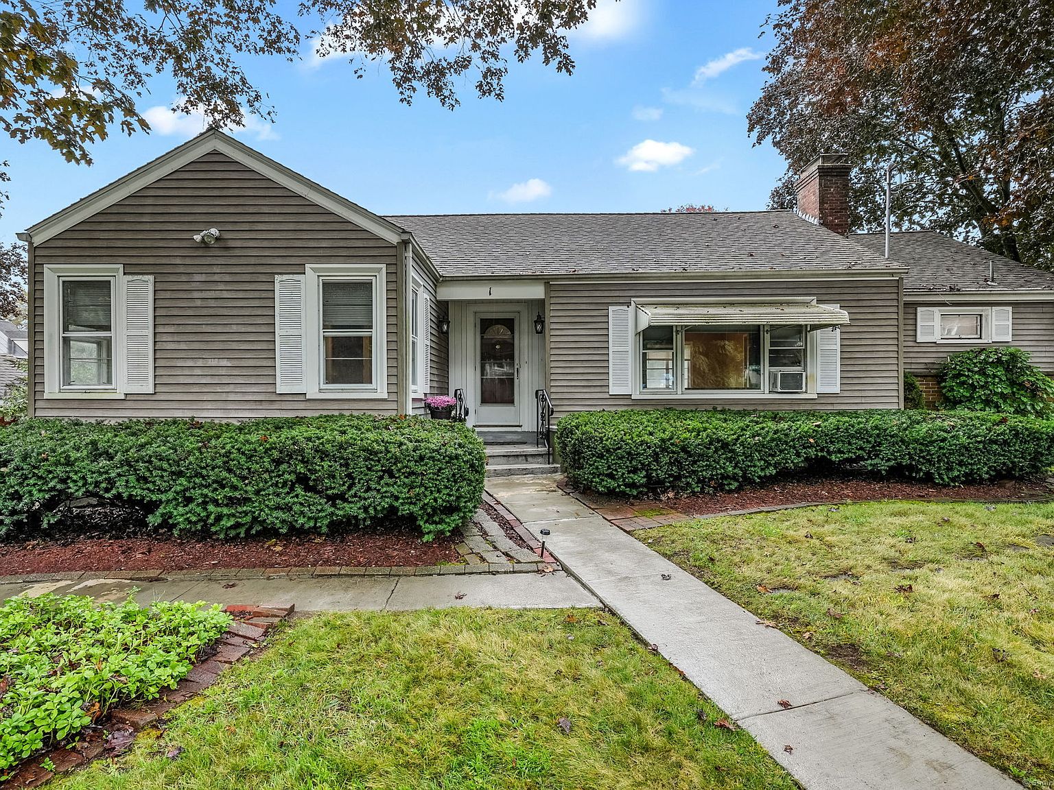 1 Chapman Ave, Quaker Hill, CT 06375 | Zillow