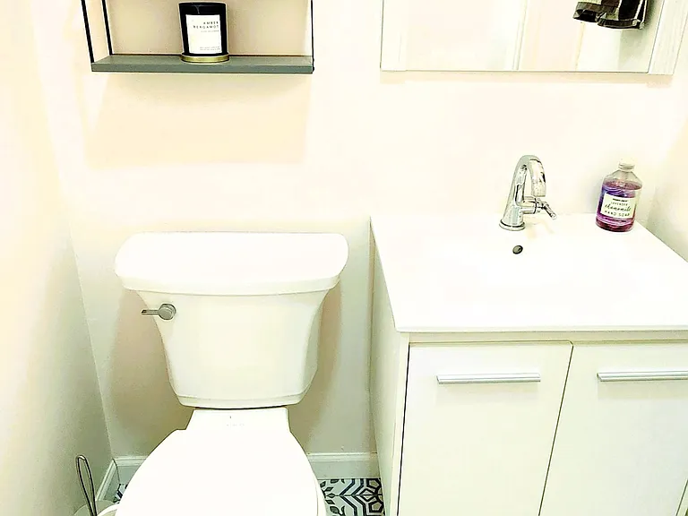 2446 E Minnezona Ave — Photo 15