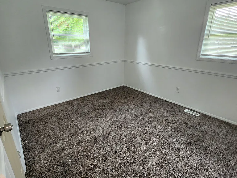 332 N River Rd — Photo 30