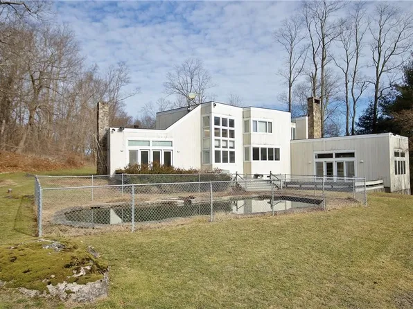 2 Barry Court, Bedford, NY 10536